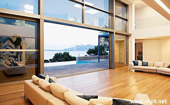 窗戶最好向外打開